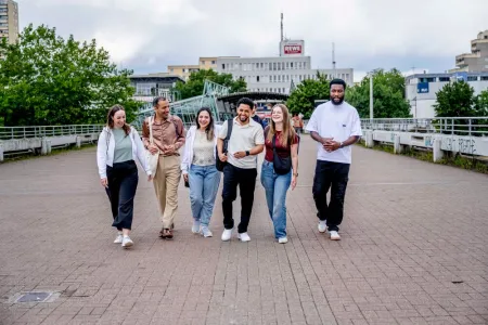 Studierenden laufen auf dem Campus