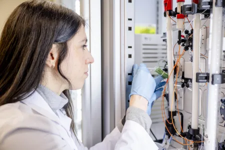 Eine dunkelhaarige Frau im Kittel