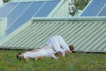 Künstlerisches Foto mit diversen weißgekleideten Menschen