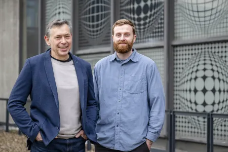 Zwei Männer vor einem Kunstwerk