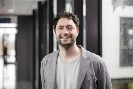 Porträt eines Mannes im grauen Jackett