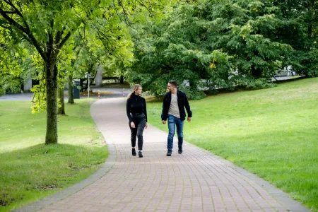 Zwei Personen im Grünen auf einem Weg