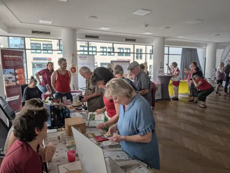Menschen auf einem Markt der Möglichkeiten