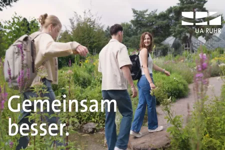 drei Studierende die durch die Botanik des Botanischen Gartens wandeln.