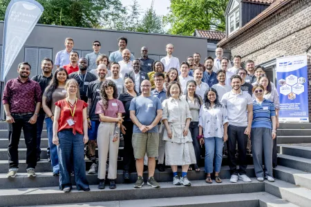 Gruppenbild auf einer Treppe, etwa 40 Menschen