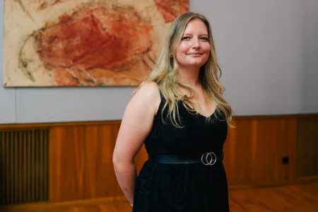 Eine Frau im schwarzen Kleid