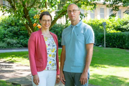 Eine Frau und ein Mann stehen nebeneinander