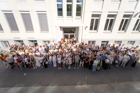Gruppenbild mit den 70 neuen Stipendiatinnen und Stipendiaten im Lehramtsstipendium Ruhr