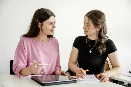 Zwei angehende Gründerinnen: Maja Spiaczka (links) und Laura Pierskalla tauschen sich über ihre Geschäftsideen aus.