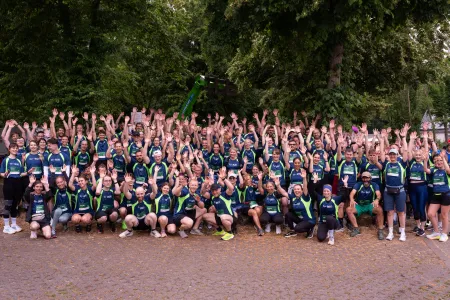 Gruppenbild mit etwa 250 Läuferinnen und Läufern