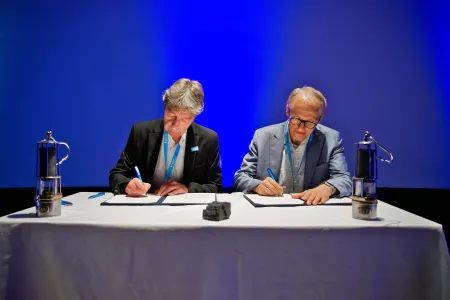 Johannes Peuling (Bochum Wirtschaftsentwicklung, links) und RUB-Prorektor Prof. Dr. Günther Meschke unterschreiben ein Memorandum of Understanding.