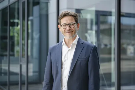 Ein Mann im dunklen Jackett