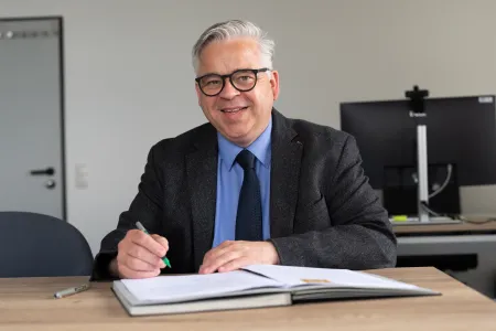 RUB-Kanzler Dr. Achim Dilling unterzeichnet die Bochumer Verabredung für die RUB