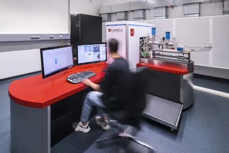 Versuchsstand mit einem roten Tisch