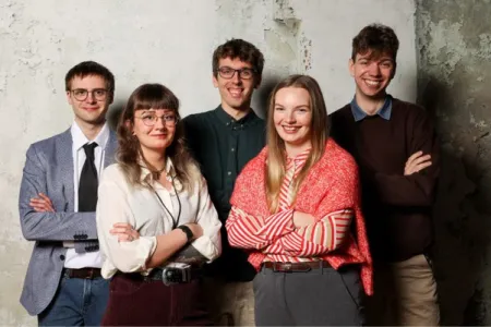 Ein Gruppenfoto von fünf jungen Menschen