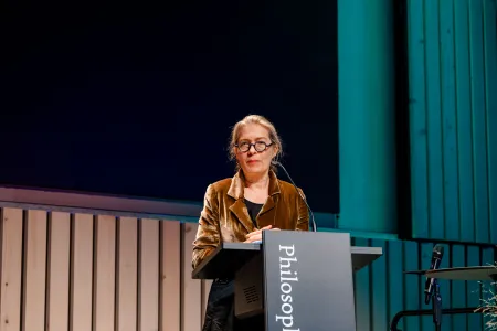 Frau hält Rede
