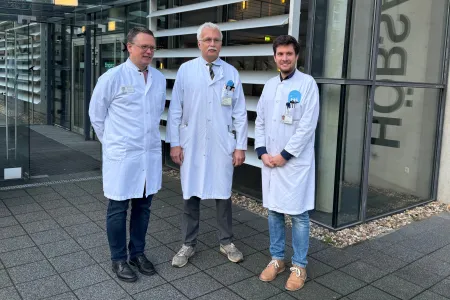 Drei Männer in weißen Kitteln