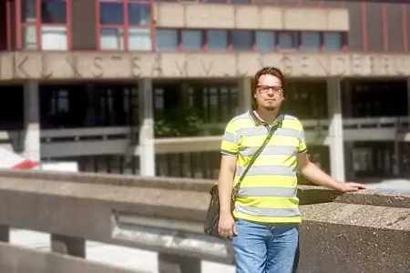 Porträtfoto von Kevin Cuadra auf dem Campus der RUB