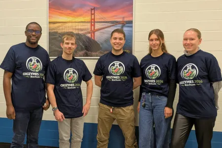 Fünf Personen in gleichen T-Shirts