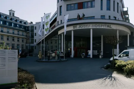 Blick auf den Eingang des St. Josef Hospitals