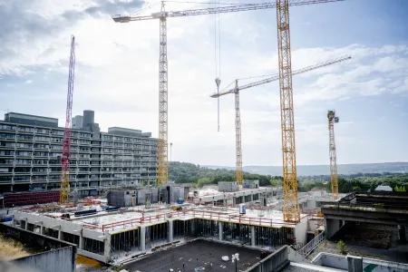 Blick auf die Bauarbeiten am Ersatzbau des Gebäudekomplexes NA auf dem Campus der Ruhr-Universität Bochum.