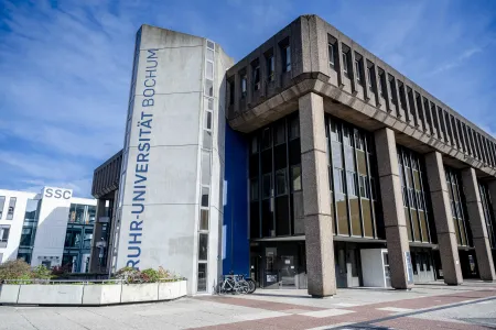 Außenansicht des Verwaltungsgebäudes der Ruhr-Universität Bochum