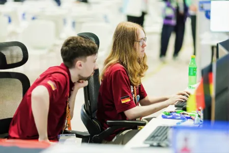 Zwei junge Männer an Computern