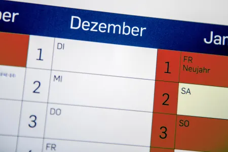 Jahresplaner mit dem Monat Dezember im Blickpunkt