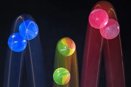 Hüpfende Flummibälle
