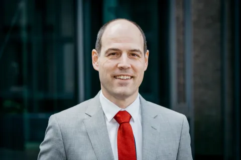 Porträt, Mann in grauem Anzug