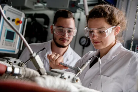 Zwei Personen im Labor