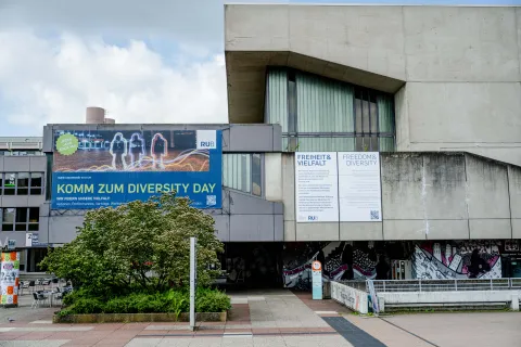 Campusbild mit dem Kodex Freiheit und Vielfalt am Musischen Zentrum