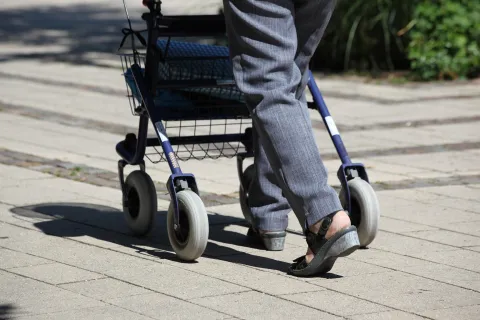 Person, die einen Rollator schiebt