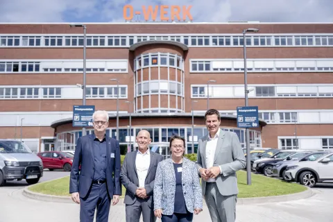 Vier Personen vor dem O-Werk in Bochum