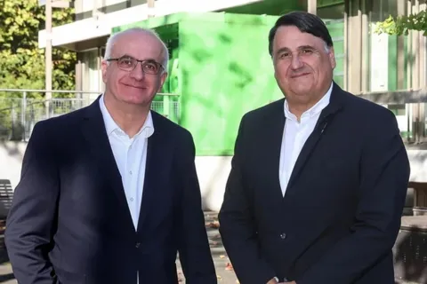 Zwei Personen auf dem Campus der TU Dortmund