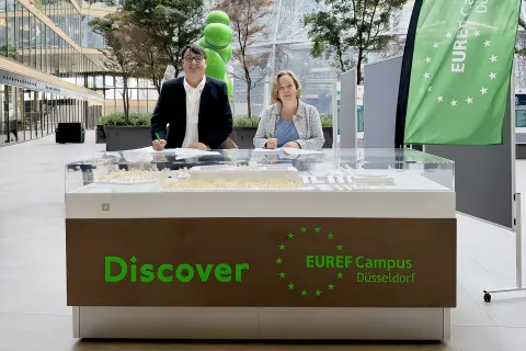 Rektor Martin Paul und EUREF-Vorständin Karin Teichmann unterzeichnen den Kooperationsvertrag.