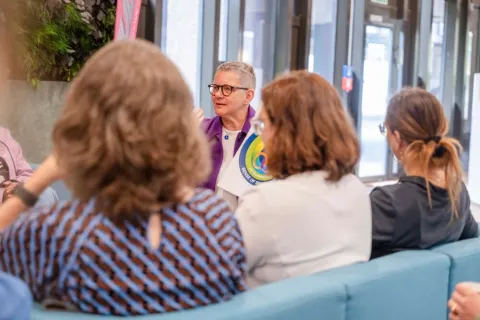 Dialog im Universitätsfoyer