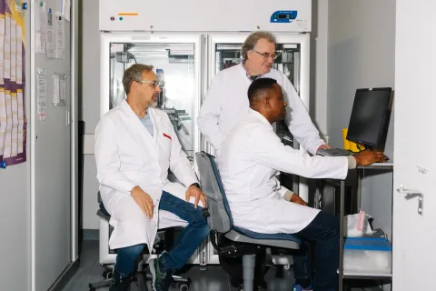 Drei der Autoren an einem Rechner