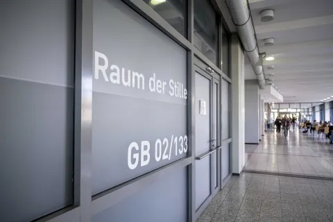 Beschriftung am Raum der Stille im Gebäude GB im Eingangsbereich auf der Ebene 02