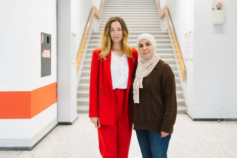 Zwei Frauen stehen nebeneinander.