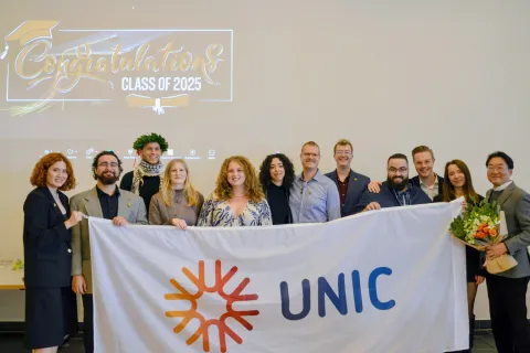 Gruppenbild mit 12 Absolventen eines Studiengangs