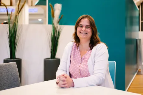 Frau sitzt an einem Tisch