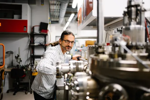 Porträt Arne Ludwig im Labor