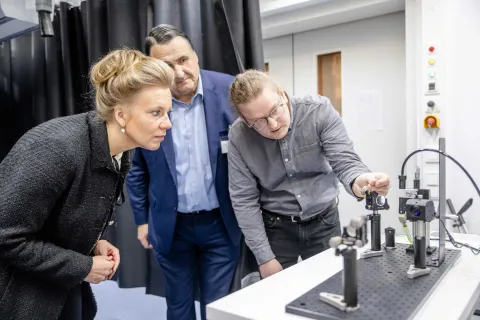 Drei Menschen an einem Versuchsstand