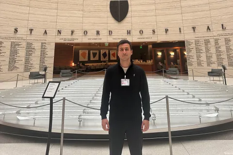 Bild von Studenten vor dem Stanford Hospital