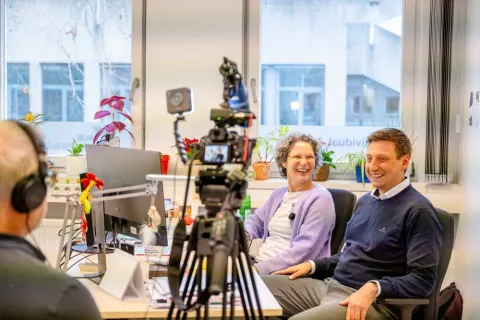 Fernsehaufnahmen in einem Büro