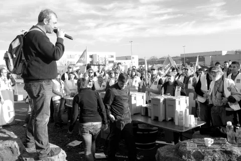 Jemand spricht bei einem Streik in ein Mikrofon