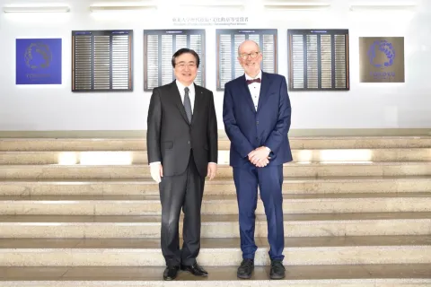 Zwei Männer im Anzug auf einer Treppe