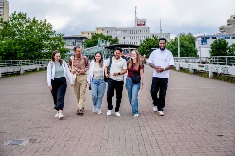 Studierenden laufen auf dem Campus