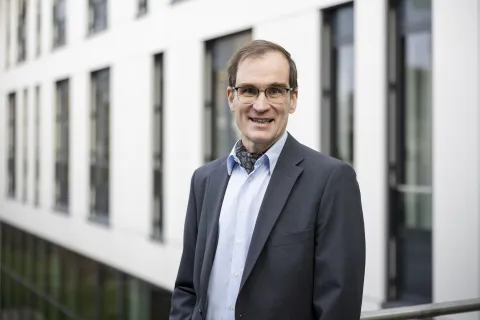 Porträt Mann im grauen Jackett